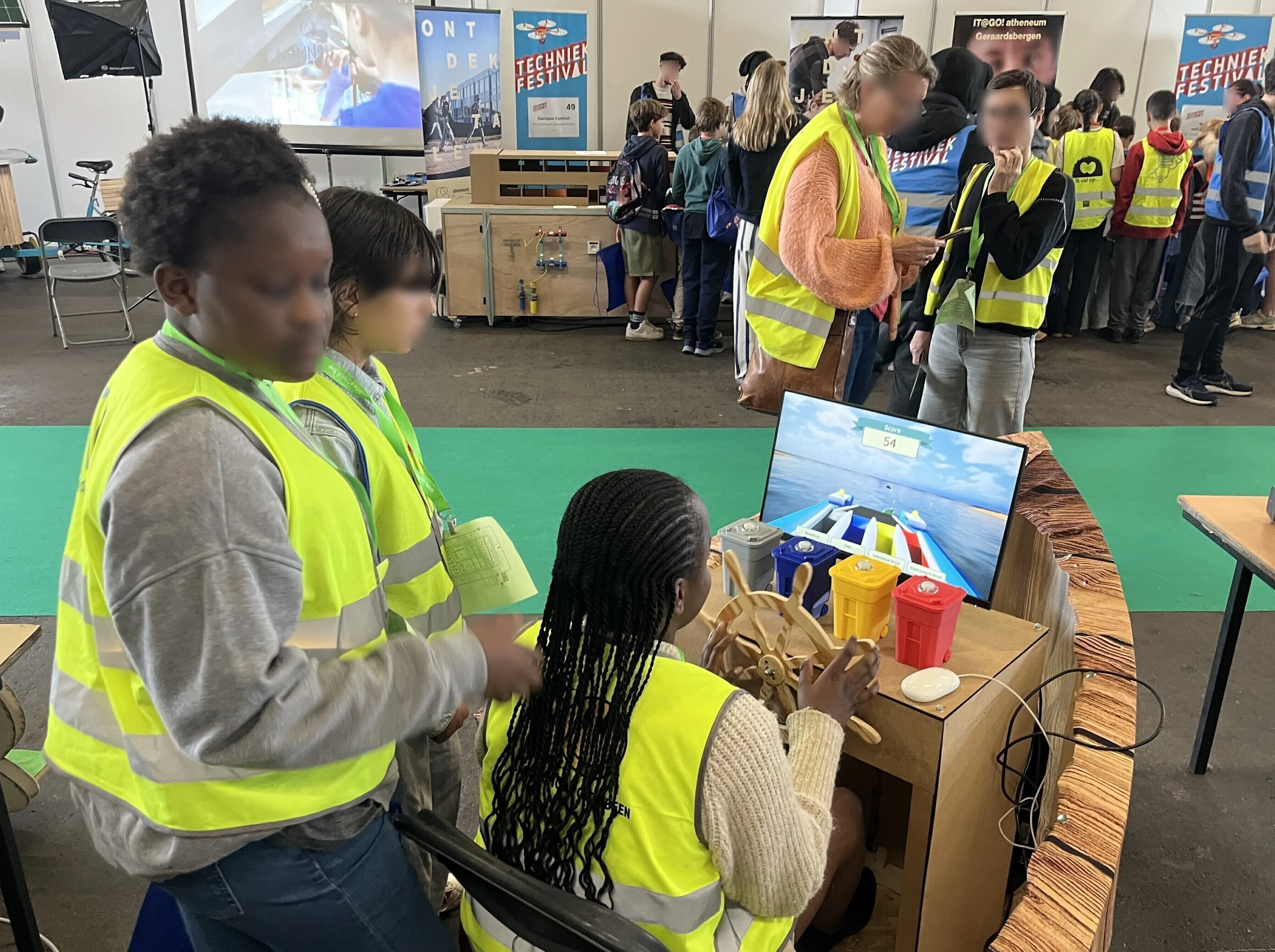 Children playing with the installation at Techniekfestival